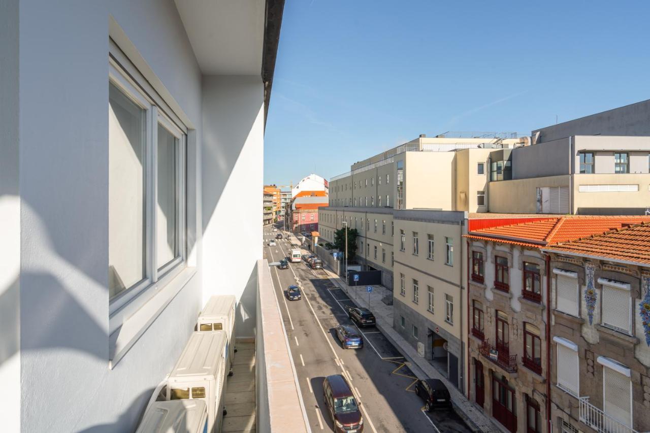 Host Wise - Fantastic Contemporary Flat W Balcony *